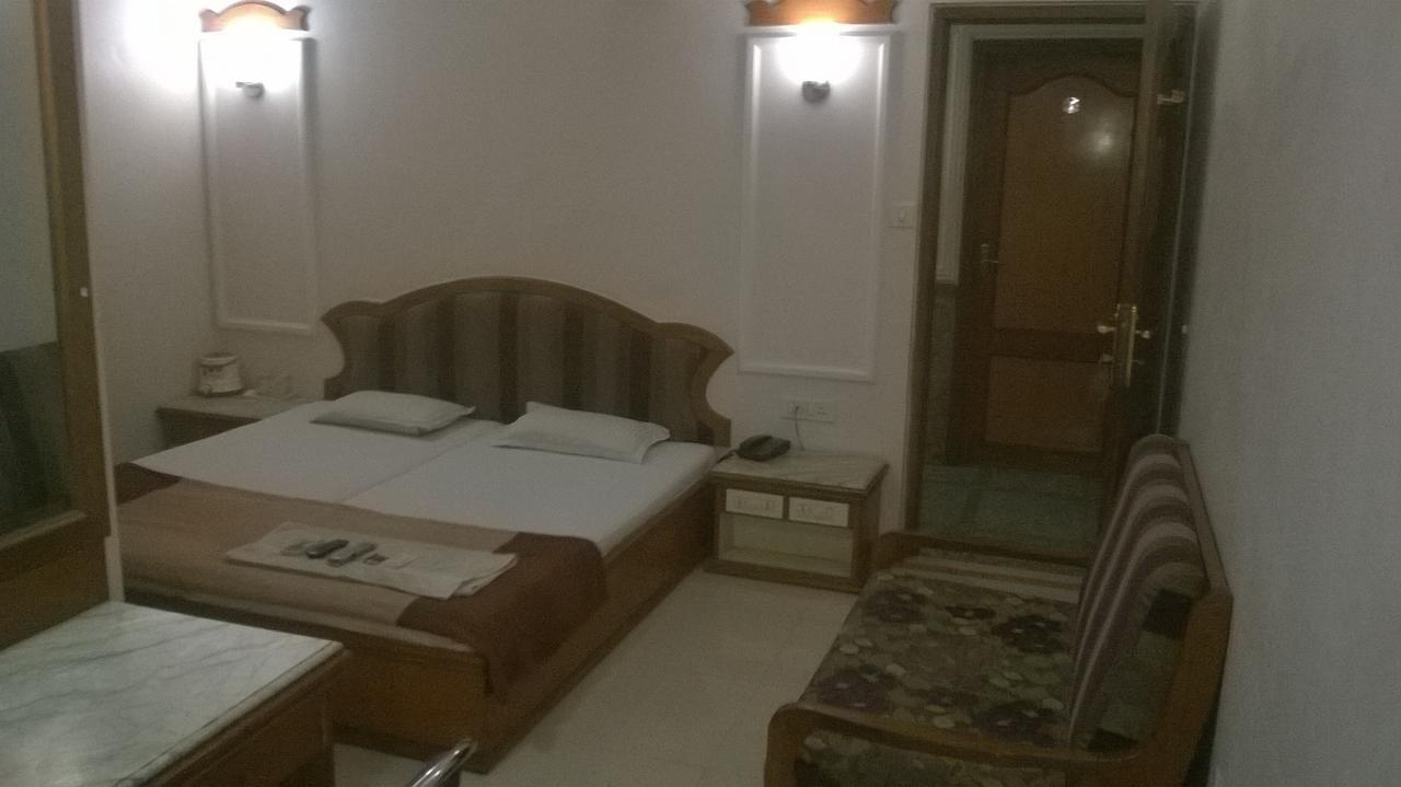 Hotel Unnati Ахмедабад Екстериор снимка