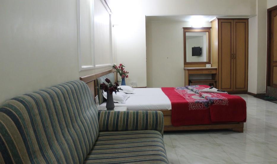 Hotel Unnati Ахмедабад Екстериор снимка