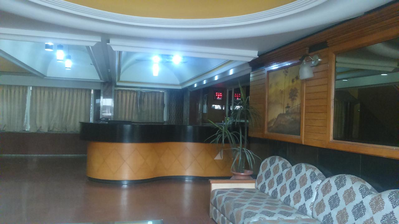 Hotel Unnati Ахмедабад Екстериор снимка