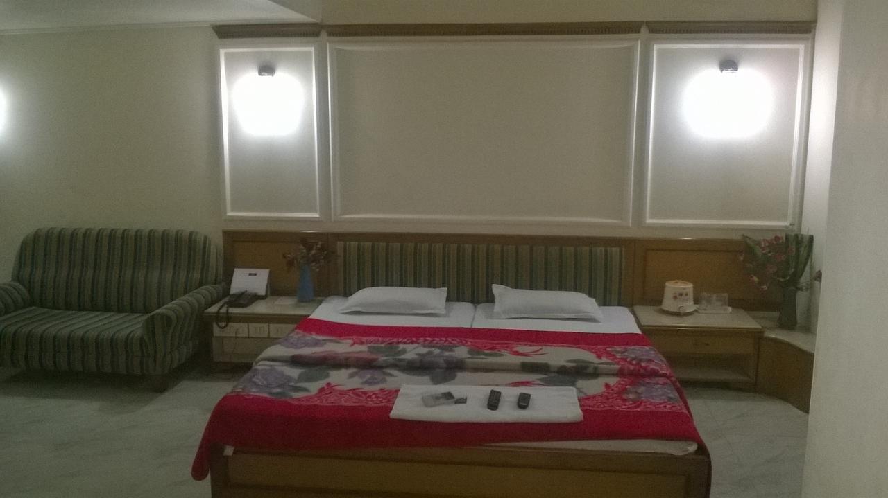 Hotel Unnati Ахмедабад Екстериор снимка